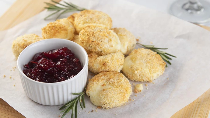 Airfryer cheesy bites with cranberry sauce